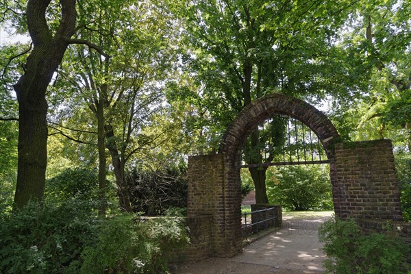 Entrance to Linn Castle