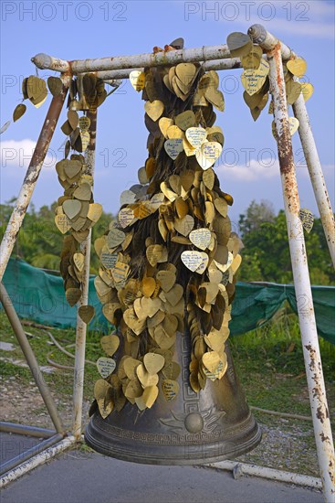 Heart-shaped plates to write down wishes