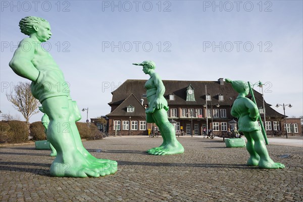 Travelling Giants in the Wind