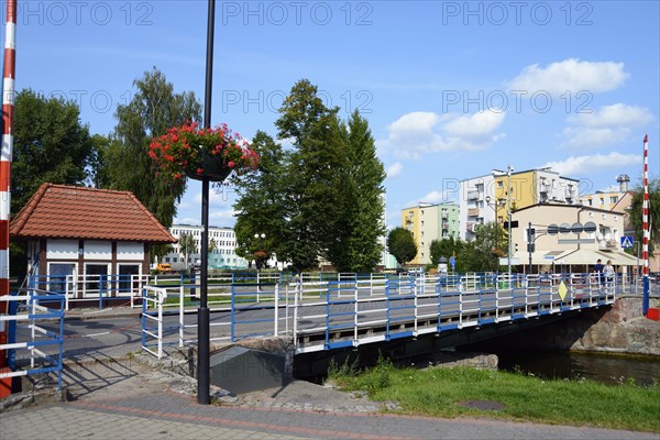 Swing bridge