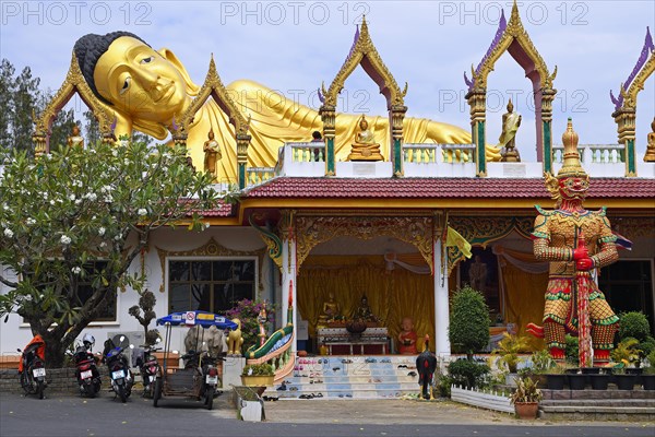 Lying golden Buddha