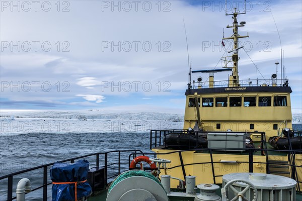 Expedition boat in BjornSundet in heavy seas