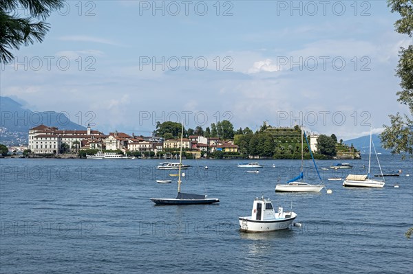 Boats anchoring off Isola Bella