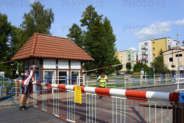 Swing bridge