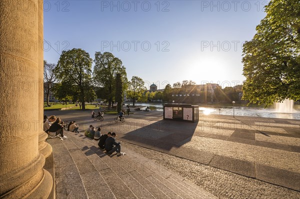 People in front of the State Opera in the Upper Palace Garden