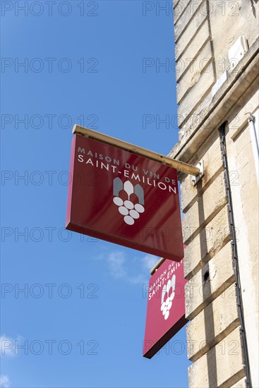 Sign indicating the House of Wine