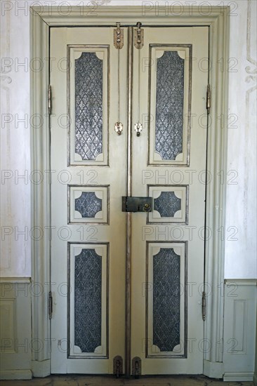 Grand door