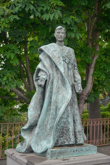 Statue