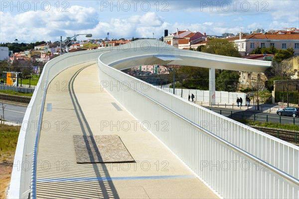 New pedestrian bridge over Brasilia Avenue at Maat