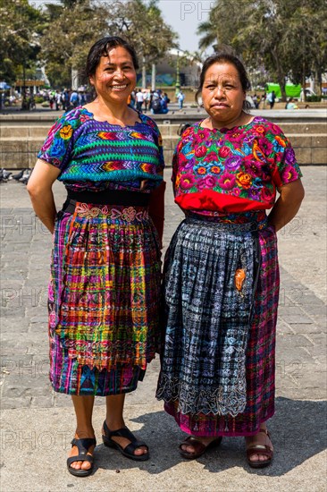 Visitors in front of Palacio de Los Capitanes Generales