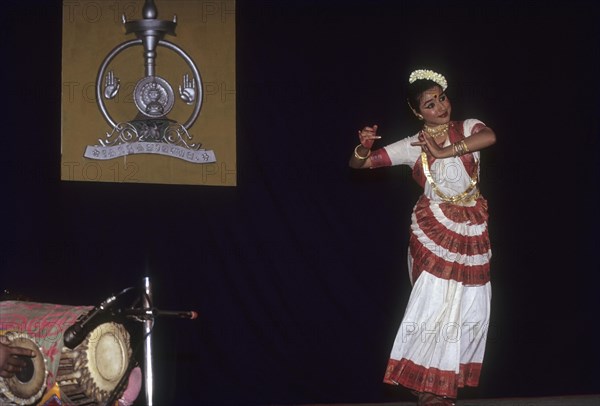 Mohiniyattam