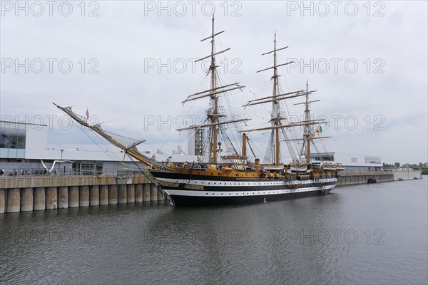 Three-master sailing boat