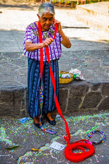 Demonstration of how to tie a typical headdress of the Tzutuhil woman