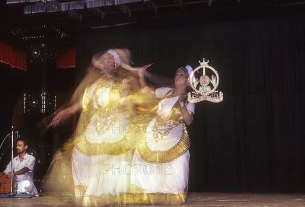 Mohiniyattam