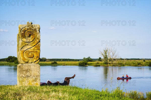 Slulpture Elbwaechter on the Elbe