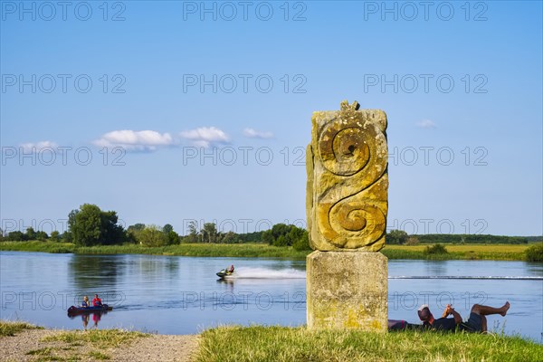 Slulpture Elbwaechter on the Elbe