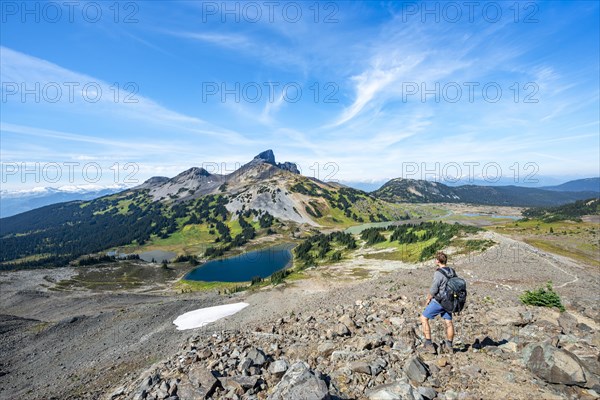 Hikers on trail to Panorama Ridge