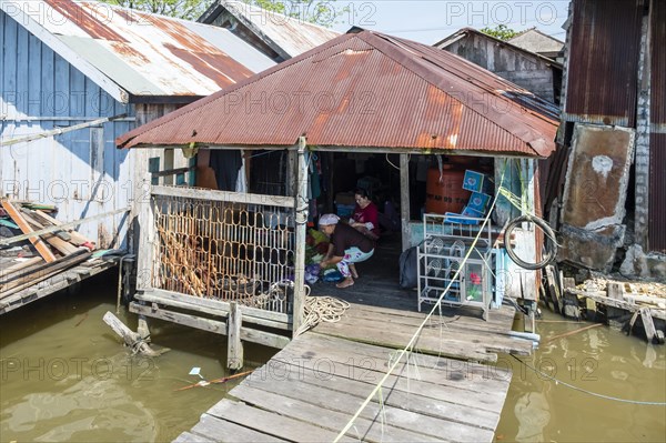 Women in a hut on the Sekonyer River