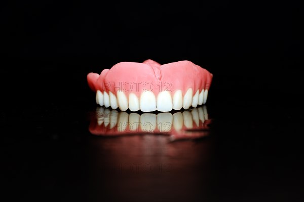 Full denture for the upper jaw made of plastic