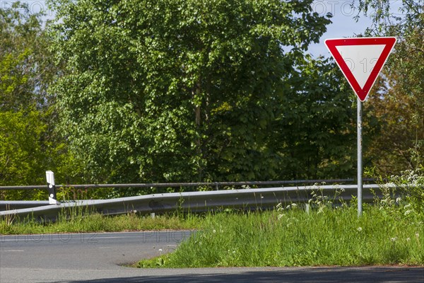 Traffic sign Give way on a country road