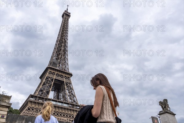 Two tourists at the Eiffel Tower