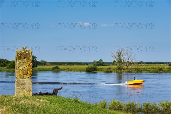 Slulpture Elbwaechter on the Elbe