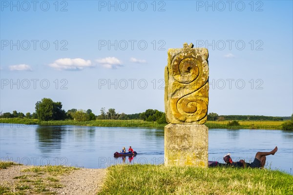 Slulpture Elbwaechter on the Elbe