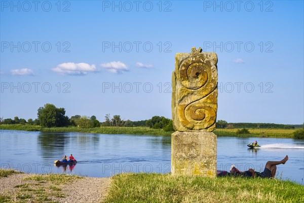 Slulpture Elbwaechter on the Elbe