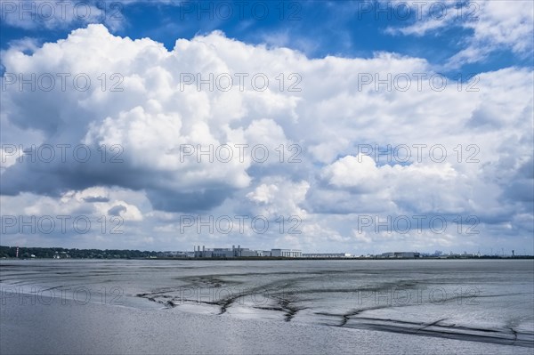 Muehlenberger Loch in front of Airbus premises