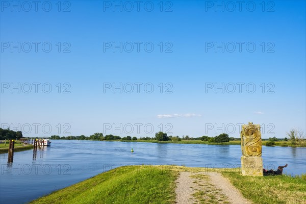 Slulpture Elbwaechter on the Elbe