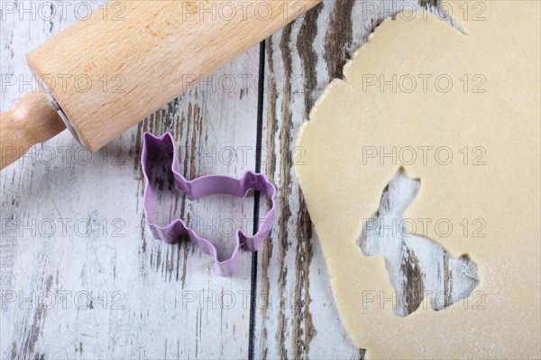 Shortcrust pastry and cookie cutter