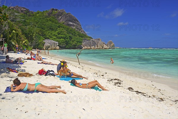 Bathers sunbathe on the dream beach Source d'Argent