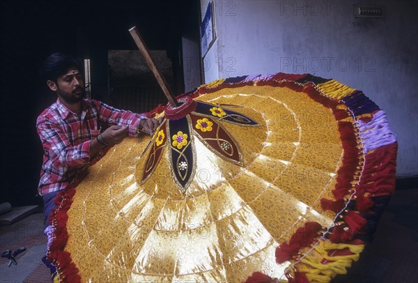 Making hugu temple umbrella