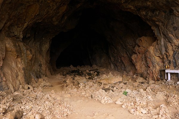 Tham Piu Cave