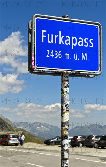 Sign with altitude indication at the top of the pass