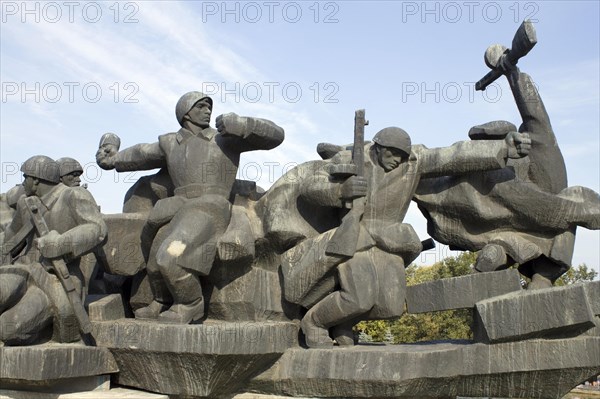 Sculptures of soldiers