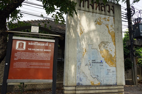 Kilometre Zero of the National Highway is the Democracy Monument on Ratchadamnoen Avenue