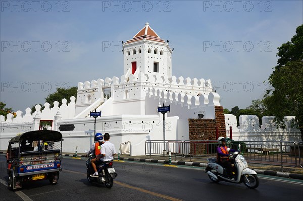 Phra Sumen Fort