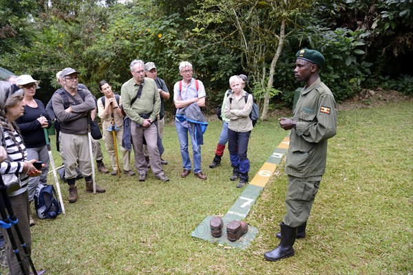 Ranger explains the 7-metre distance rule to tourists