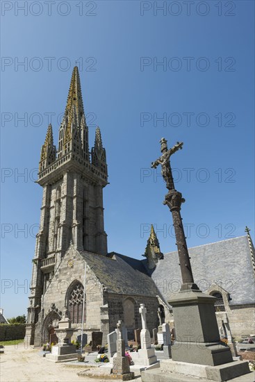 Marie de Goulven Church with cemetery