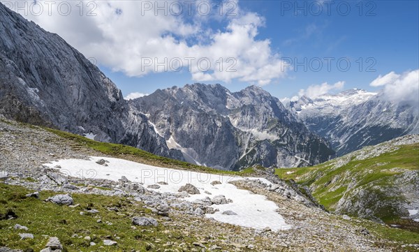 View into the Reintal valley and of the peaks of the Wetterstein mountains