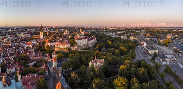 Old Town with Riigikantselei