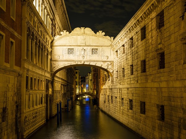 Bridge of Sighs at night