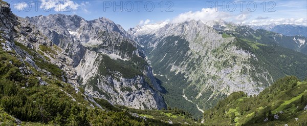 View into the Reintal valley and of the peaks of the Wetterstein mountains