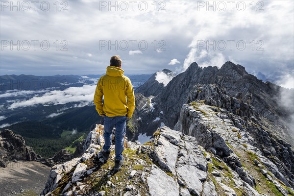 Hiker at the summit of the Westliche Toerlspitze