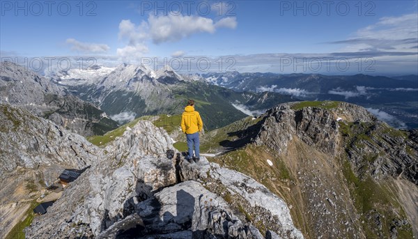 Hikers at the summit of the Westliche Toerlspitze