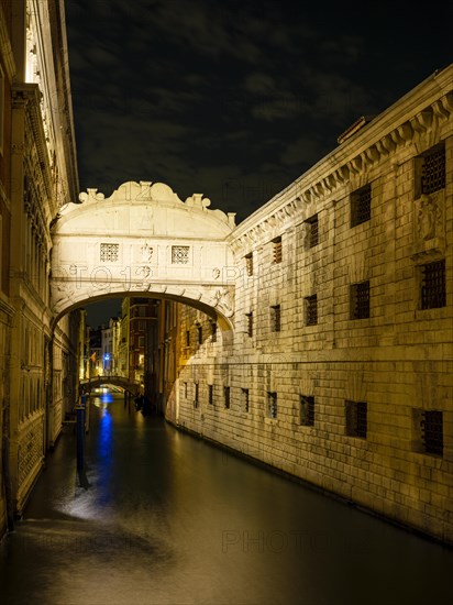 Bridge of Sighs at night