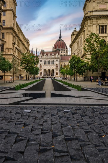 Monument with a view of the Parliament