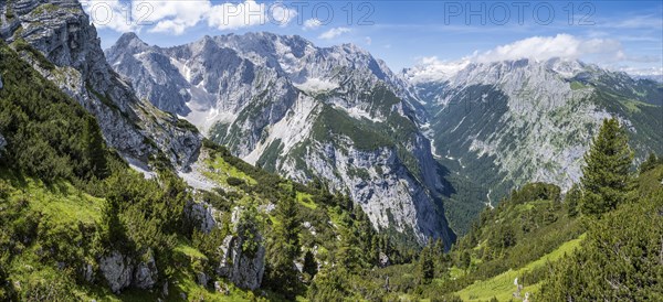View into the Reintal valley and of the peaks of the Wetterstein mountains