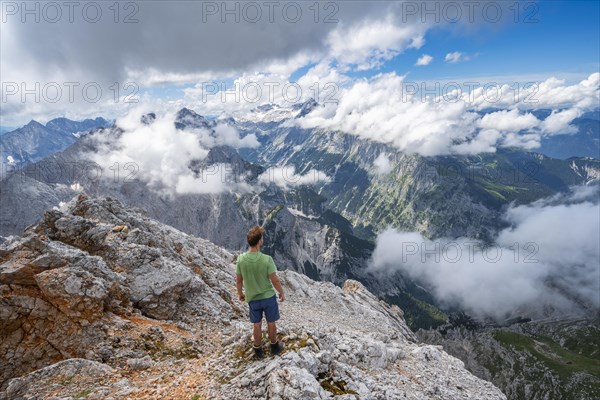 Hikers at the summit of the Partenkirchner Dreitorspitze